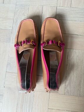 Tod's Tan Leather Gommino Loafers with Pink Trim and Gold Buckle